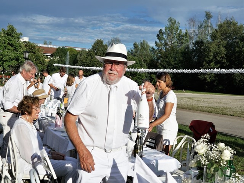 <span style=\"font-size: 11pt; line-height: 115%; font-family: Calibri;\"><span style=\"font-size: 11pt; line-height: 115%; font-family: Calibri;\">Prosecco gibt's auch in Weiß!</span><span style=\"color: #000000; font-family: Arial,Verdana,Tahoma,Helvetica,sans-serif; font-size: 12px; font-style: normal; font-weight: normal; letter-spacing: normal; text-align: left; text-indent: 0px; text-transform: none; white-space: normal; word-spacing: 0px; background-color: #ffffff; float: none;\">